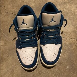 Men’s/women’s jordan 1 lows.